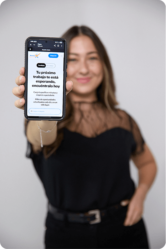 Persona mostrando pagina de nuestrotrabajo.com