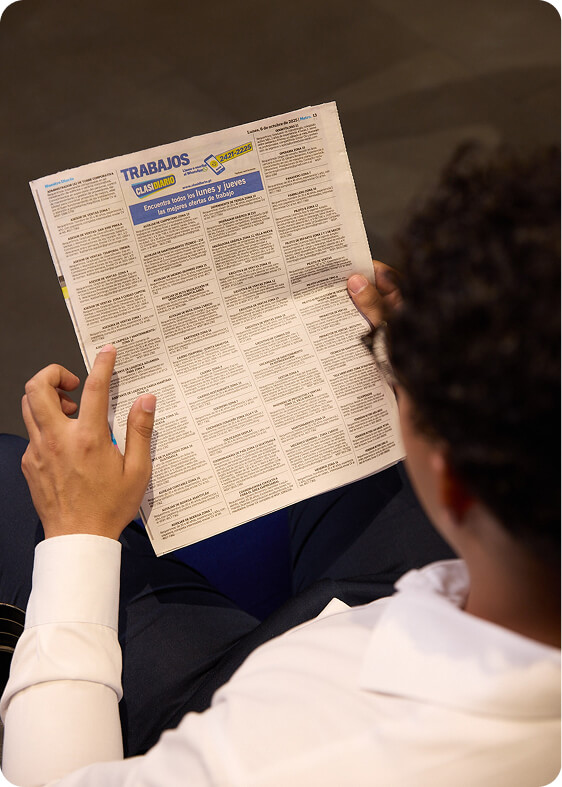 Persona leyendo la sección de trabajos en Nuestro Diario