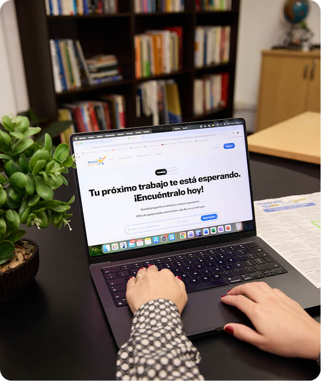 Persona trabajando en laptop